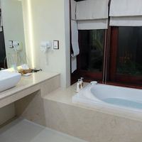 バスルームは広い