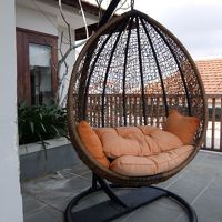 座ってみようかと思ったが敷物が湿っぽいので中止