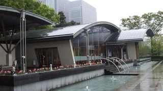 噴水と公園、レストラン癒されます