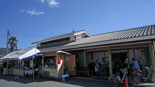 駅近くで新鮮な野菜が買える。