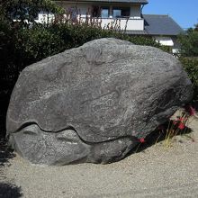 亀石。
