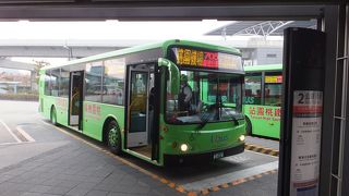 混んでいますが、次から次へとやってきます、３０元です。