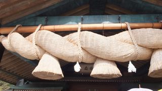 巨大な注連縄（しめなわ）、５トンあるそうです