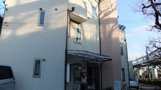 赤い十字架が目印の小さなキリスト教の教会です。