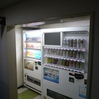 館内に自動販売機があり、ソフトドリンク、ビールが購入可能