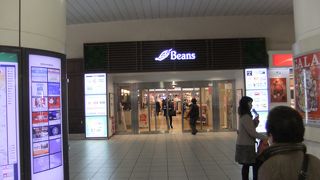 主にレディスのファッション雑貨が中心です。