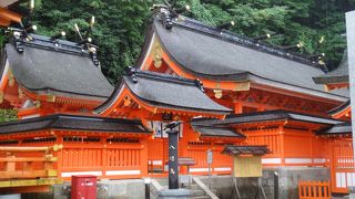 朱色の本殿が美しい