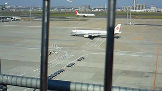 飛行機の離発着を見ながら、飲み物