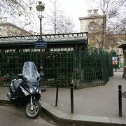パリ市立病院の西側にあります。