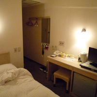 広くはないですが、寝るだけなら十分です