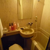 風呂は狭いです。ひげそり用のフェイスソープがありました。
