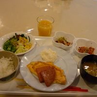 朝食は和食か洋食のハーフバイキング。写真は洋食のオムレツ。