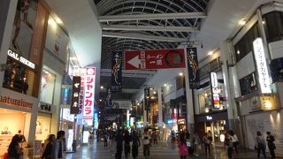 アーケード繁華街。