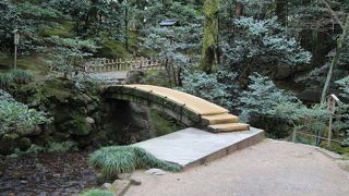 二枚石に見えるように加工してある一枚石の橋