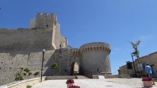 トレミティ諸島のサン・ニコラ島のアンジュー城は景観が美しい♪