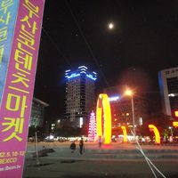 駅前広場の電飾とホテル