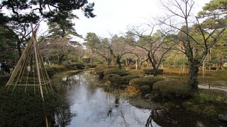 兼六園内を縫うように流れる