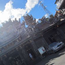 屋根の装飾はとても派手です