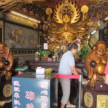 こちらも派手です