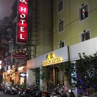 1本裏道ですが、モスやセブンイレブンが近くにあり