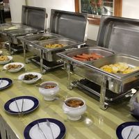 お粥かパンにおかずが5〜6品、お粥はまあまあだが後は期待はし