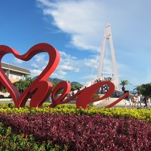 奥に見えるのが情人橋です