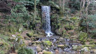 兼六園の瓢池に流れ落ちる滝