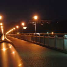 灯りの点った竹島橋