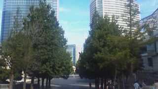 横浜美術館前の広場