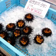 女川の新鮮な海の幸が並ぶ。お土産にさんまの昆布巻を購入