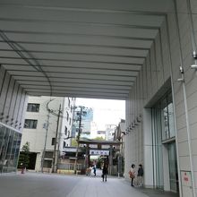 ビルにわざわざ空間を作って参道としています