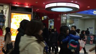 平日でも混雑よ。