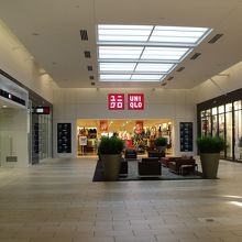 反対側が正面入り口、ひっそりしています！