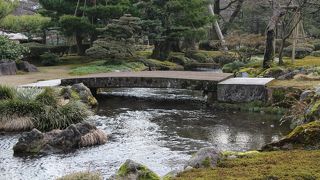 七福神山の正面に流れる曲水に架かる反り橋