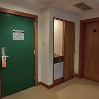 出入り口の扉はグリーン