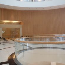 椅子の並べ方までアート？