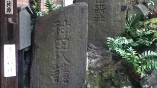 度荒廃したものの、再建された富士塚