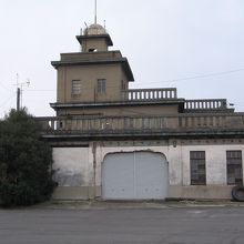 行き止まりの海側から眺めた坂出市倉庫 (旧港湾事務所)です