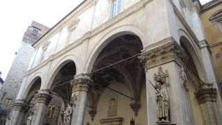 聖人をモチーフにした柱の彫像が特徴的なゴシック建築