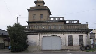 今は見捨てられた廃屋然となっていました