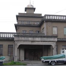 建物の正面（北側）からの眺めです。変則三階建様がよく分ります