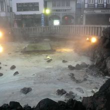 早朝の湯畑（白旗の湯が開くまで待機ですｗ）