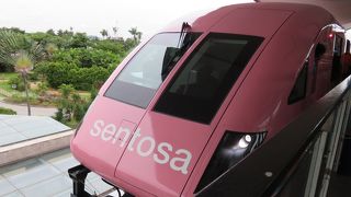 カラフルなモノレールです