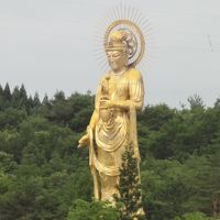 ホテルのすぐ隣には巨大な観音様が御座します