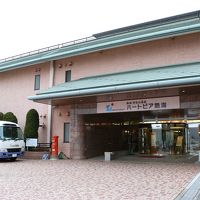 正面の入口です。この下にも地下の駐車場があります。