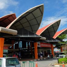 サトッ市場は、今ではこの建物の内外に移ったようです