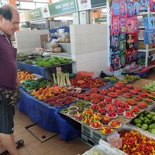 きれいに並べられた色とりどりの野菜やスパイス。