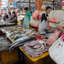 魚屋さんも入っています。