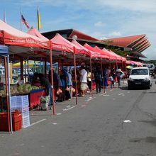 市場建物外にはみ出したお店も並んでいます。