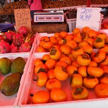 お！柿だ！　リンゴもあれこれあってびっくり。